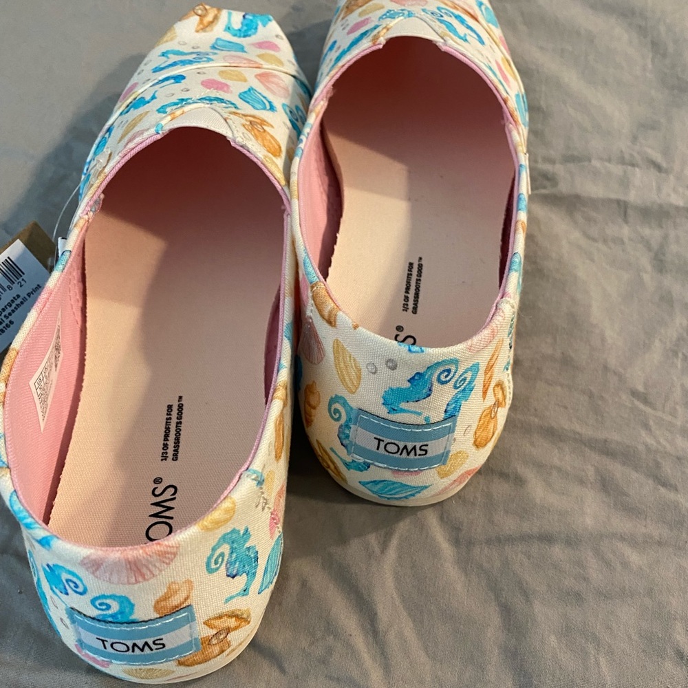 NWT Toms slip ons, novelty seashell pattern, size 10 - Picture 3 of 5